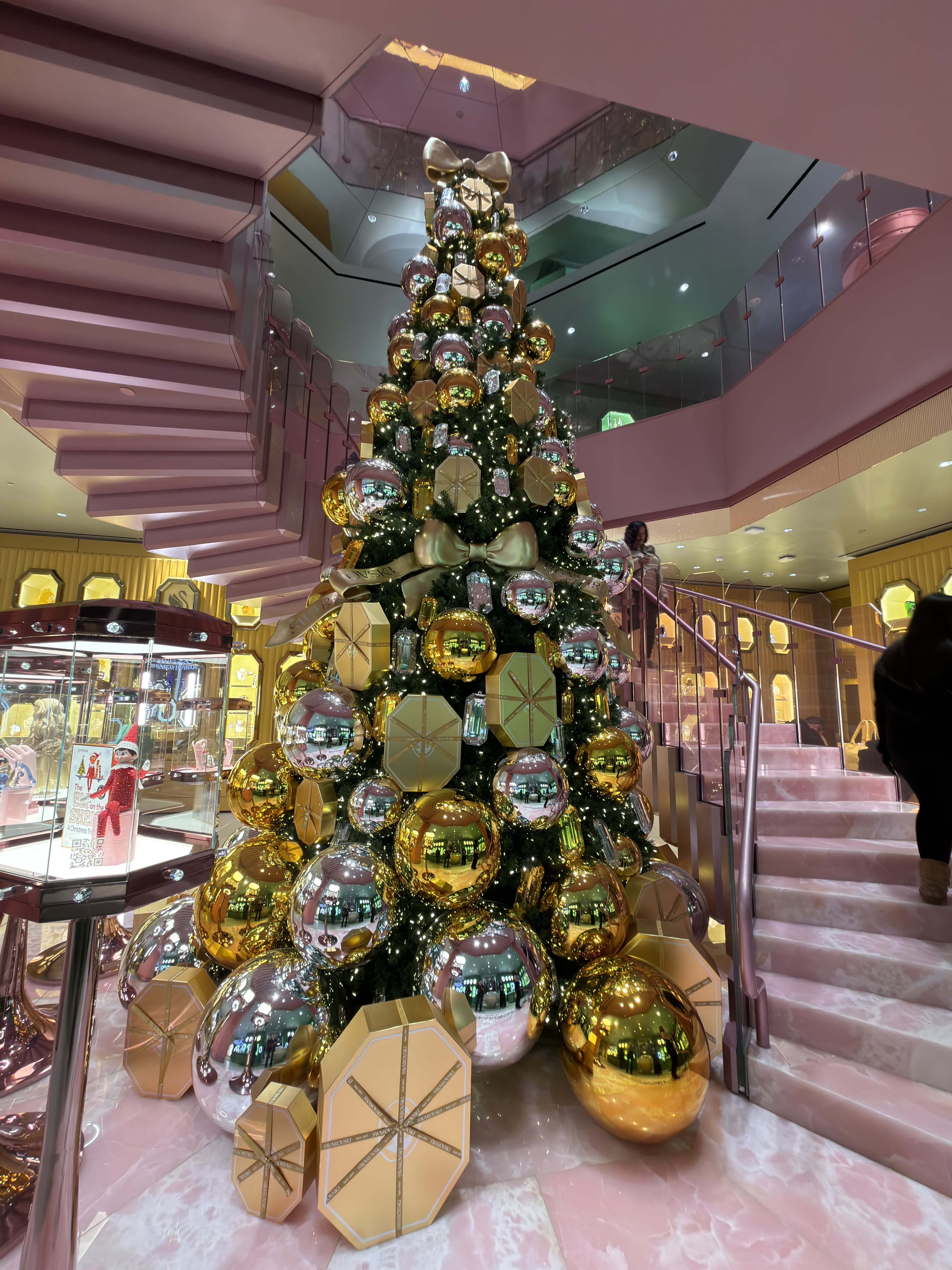 FESTIVE STORE DISPLAY