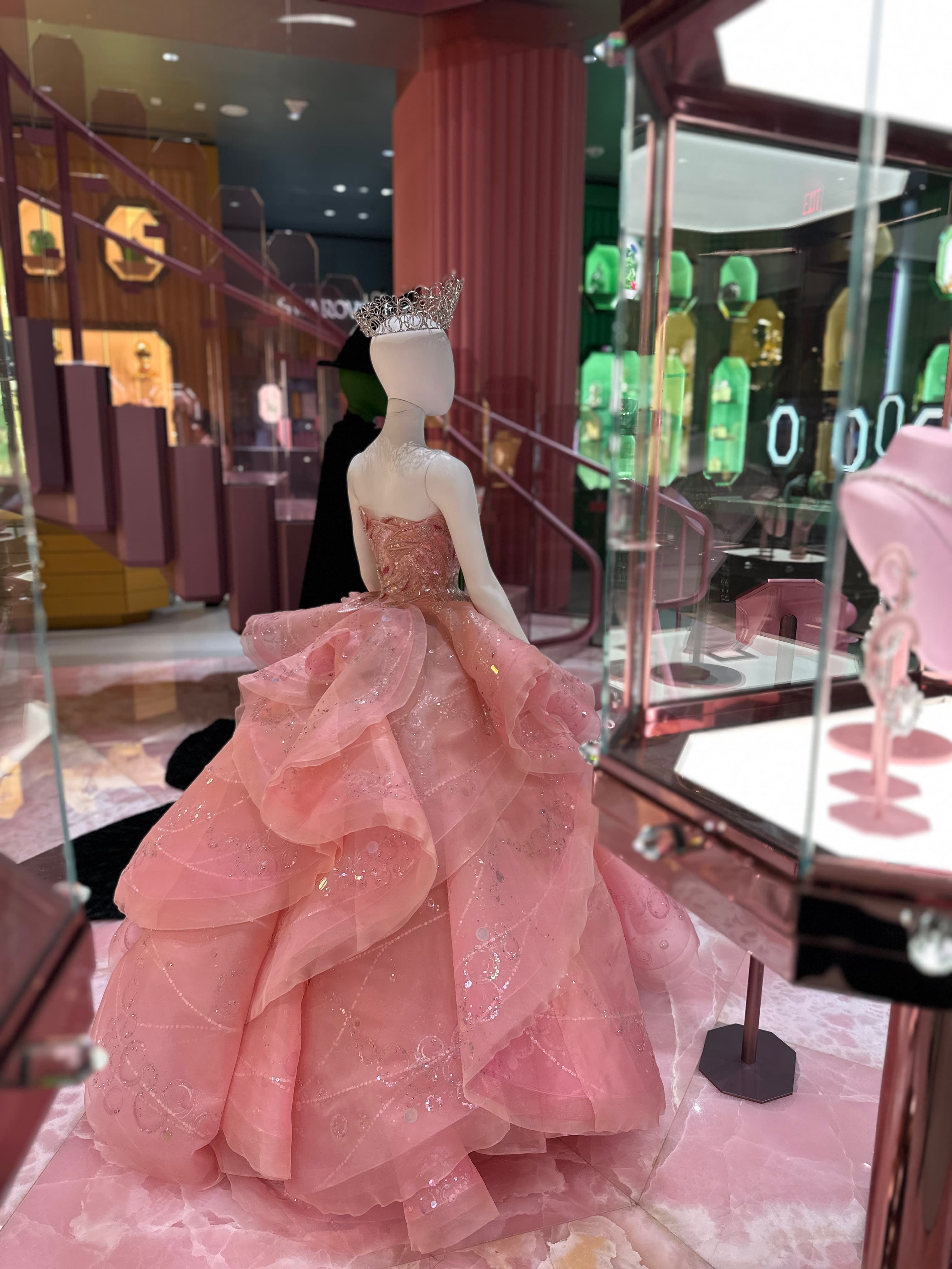 FASHION DISPLAY