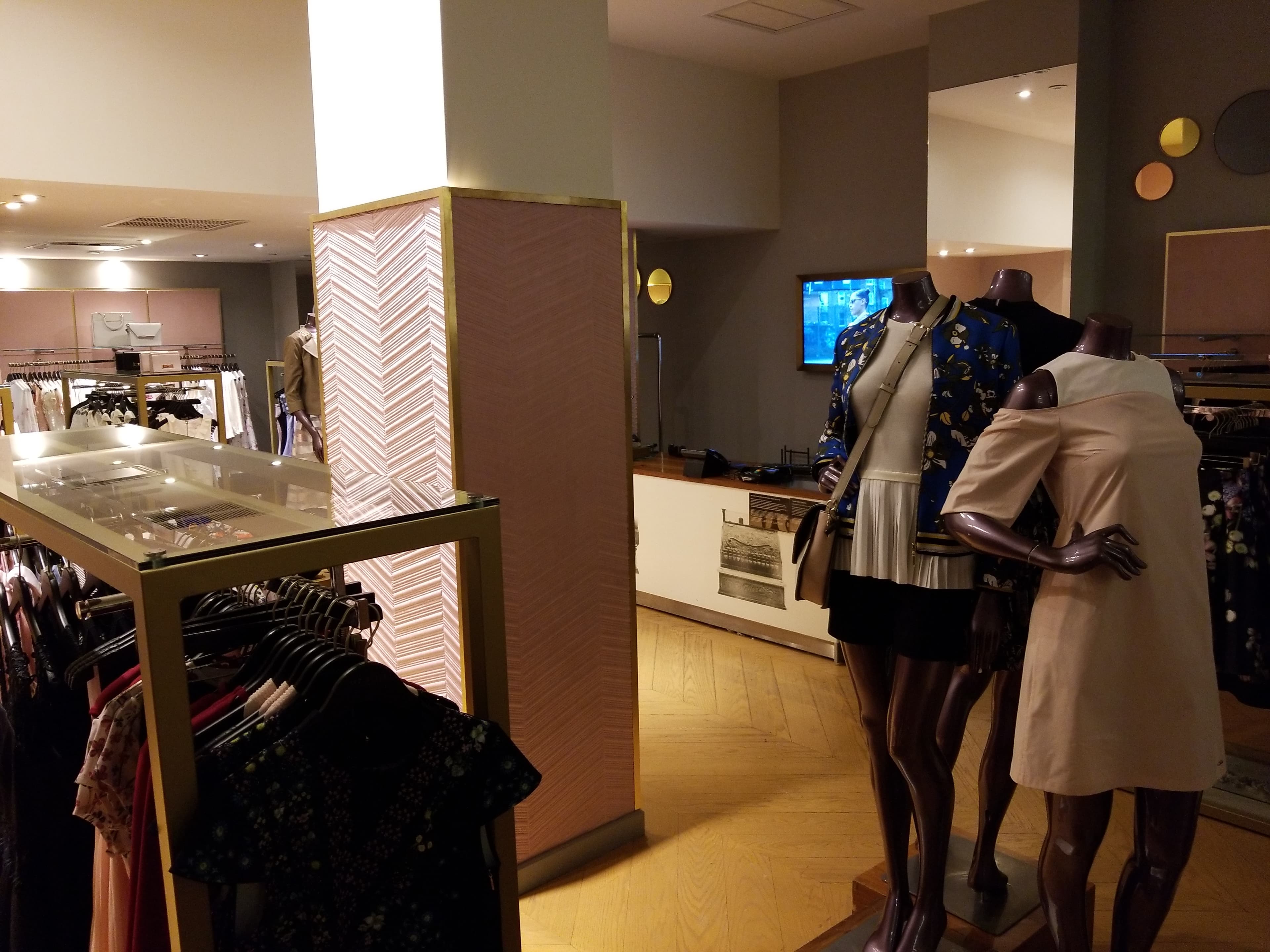 MANNEQUIN DISPLAY