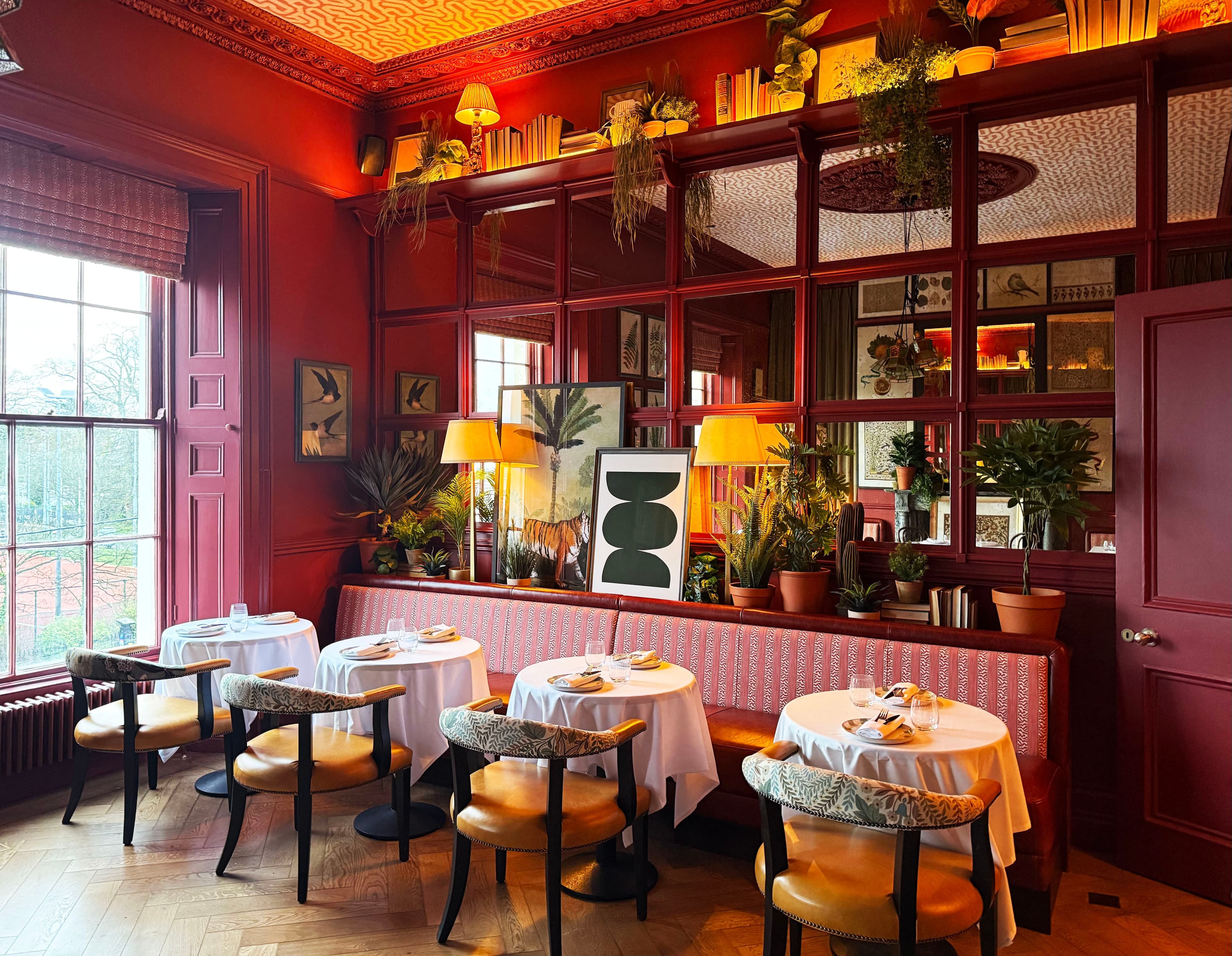 RESTAURANT DINING ROOM