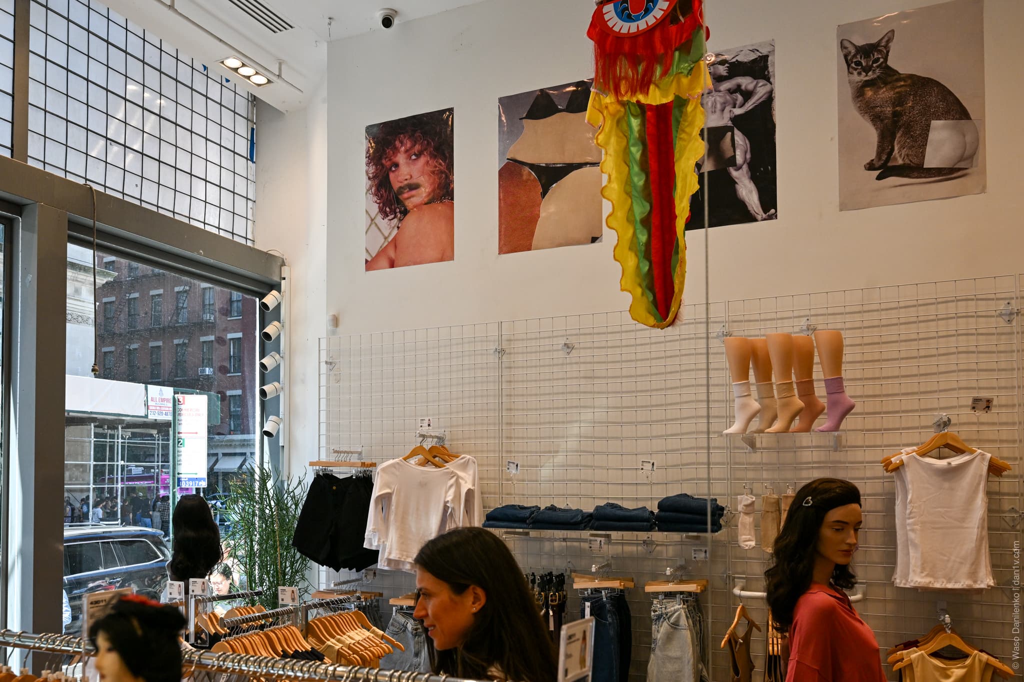 APPAREL DISPLAY AREA