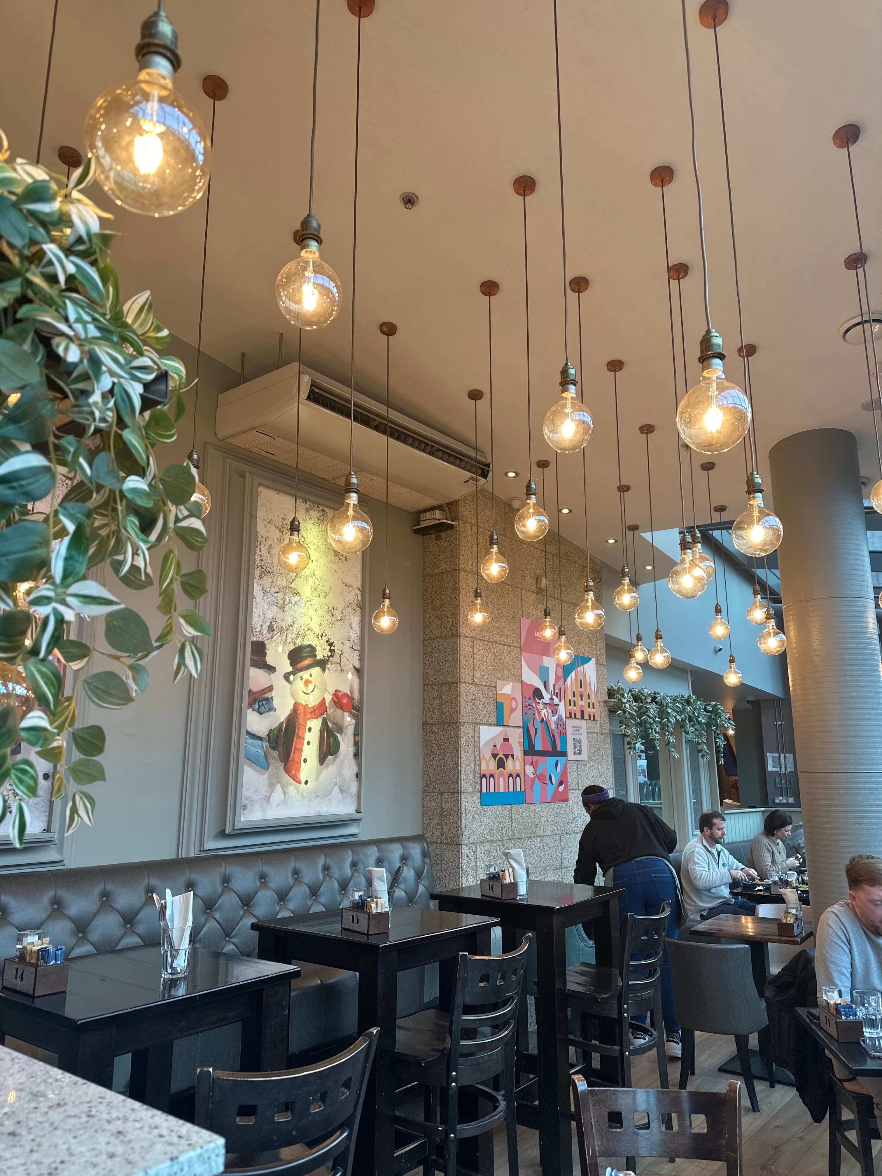 RESTAURANT INTERIOR