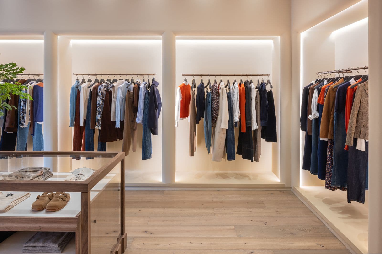 APPAREL DISPLAYS