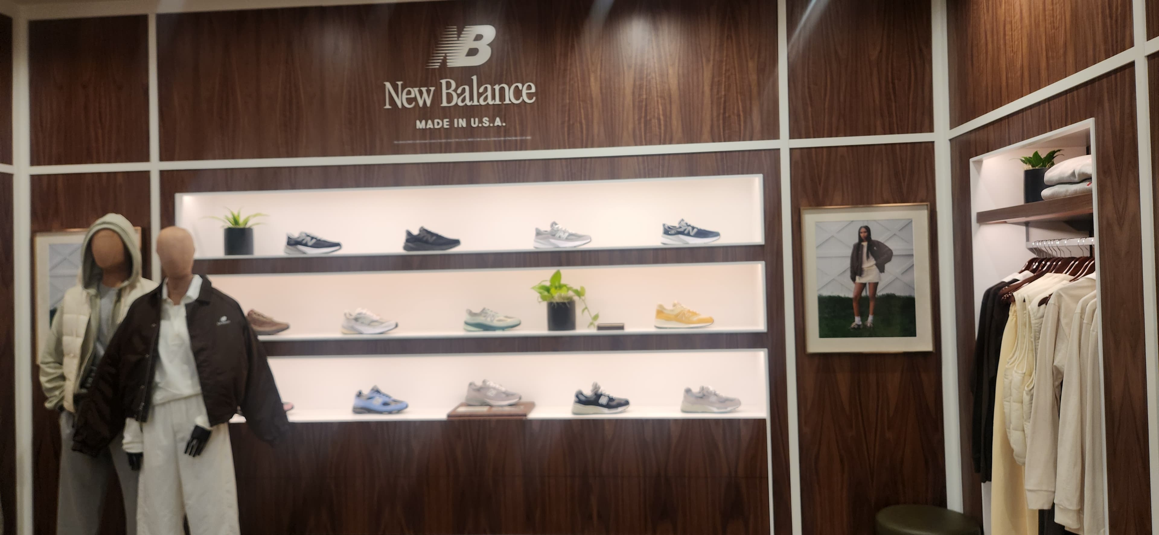 NEW BALANCE DISPLAY
