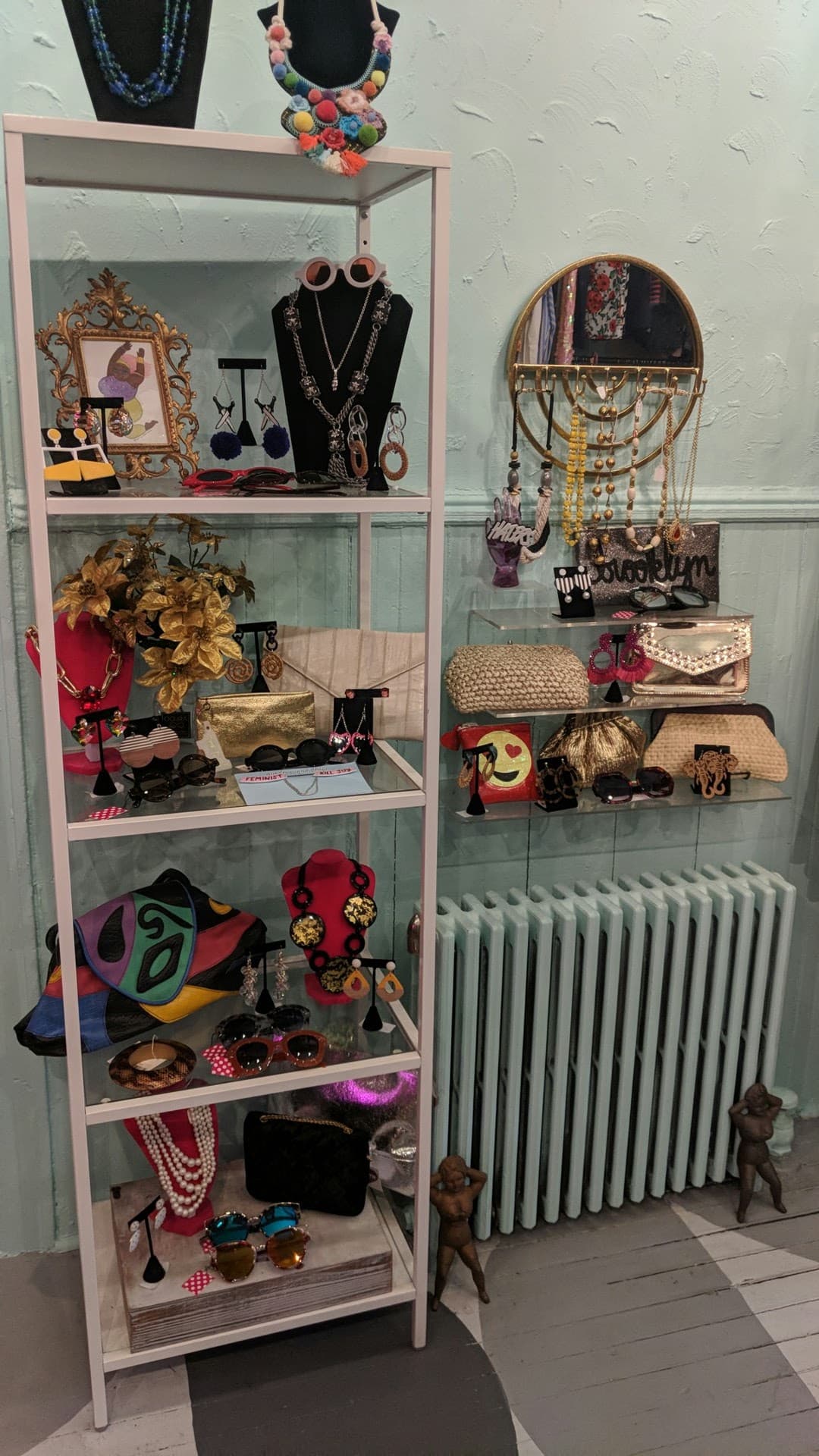 ACCESSORIES DISPLAY