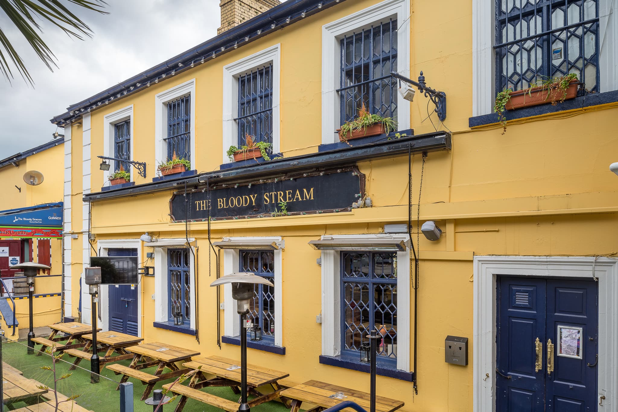 PUB EXTERIOR