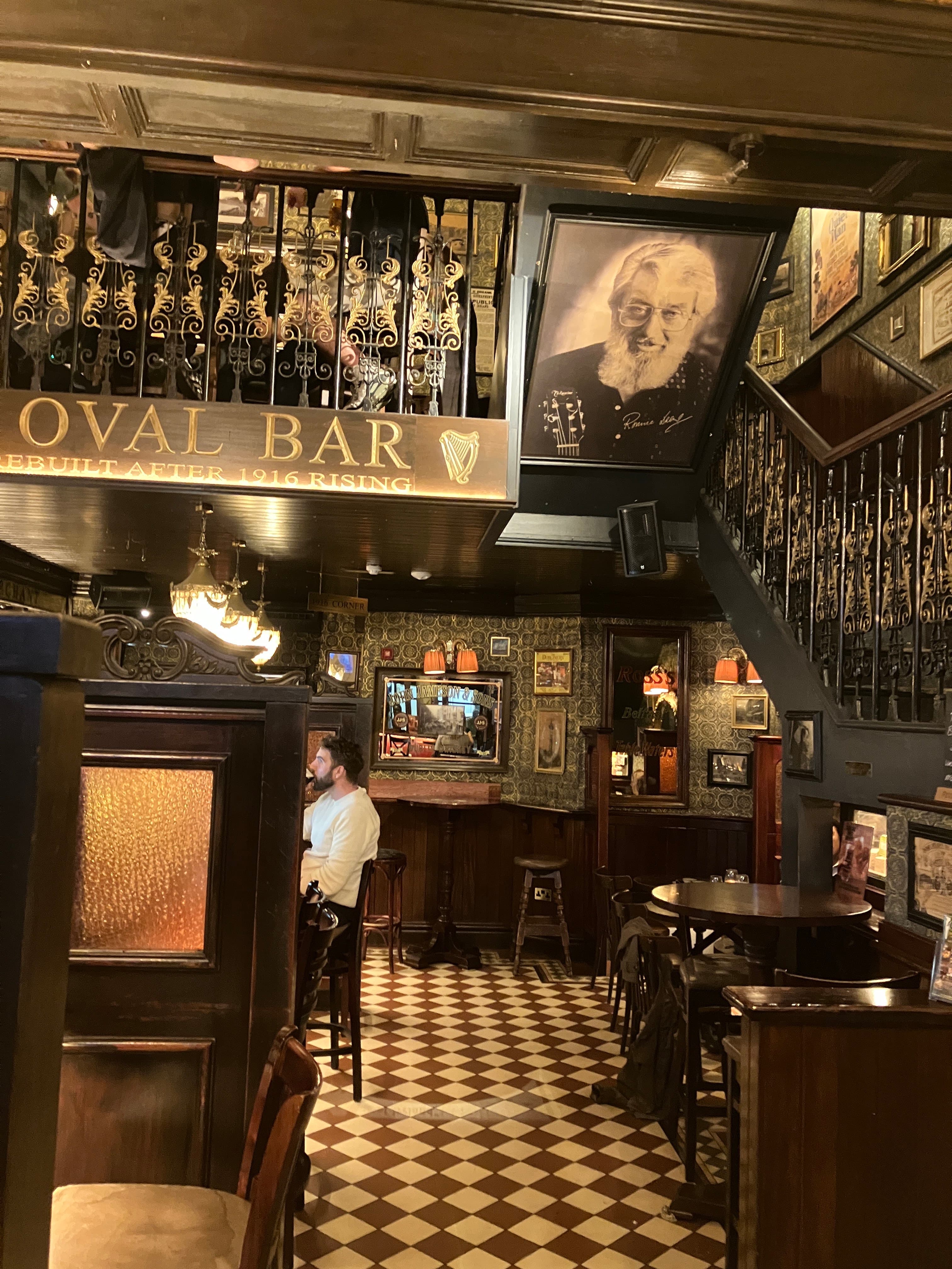 OVAL BAR INTERIOR
