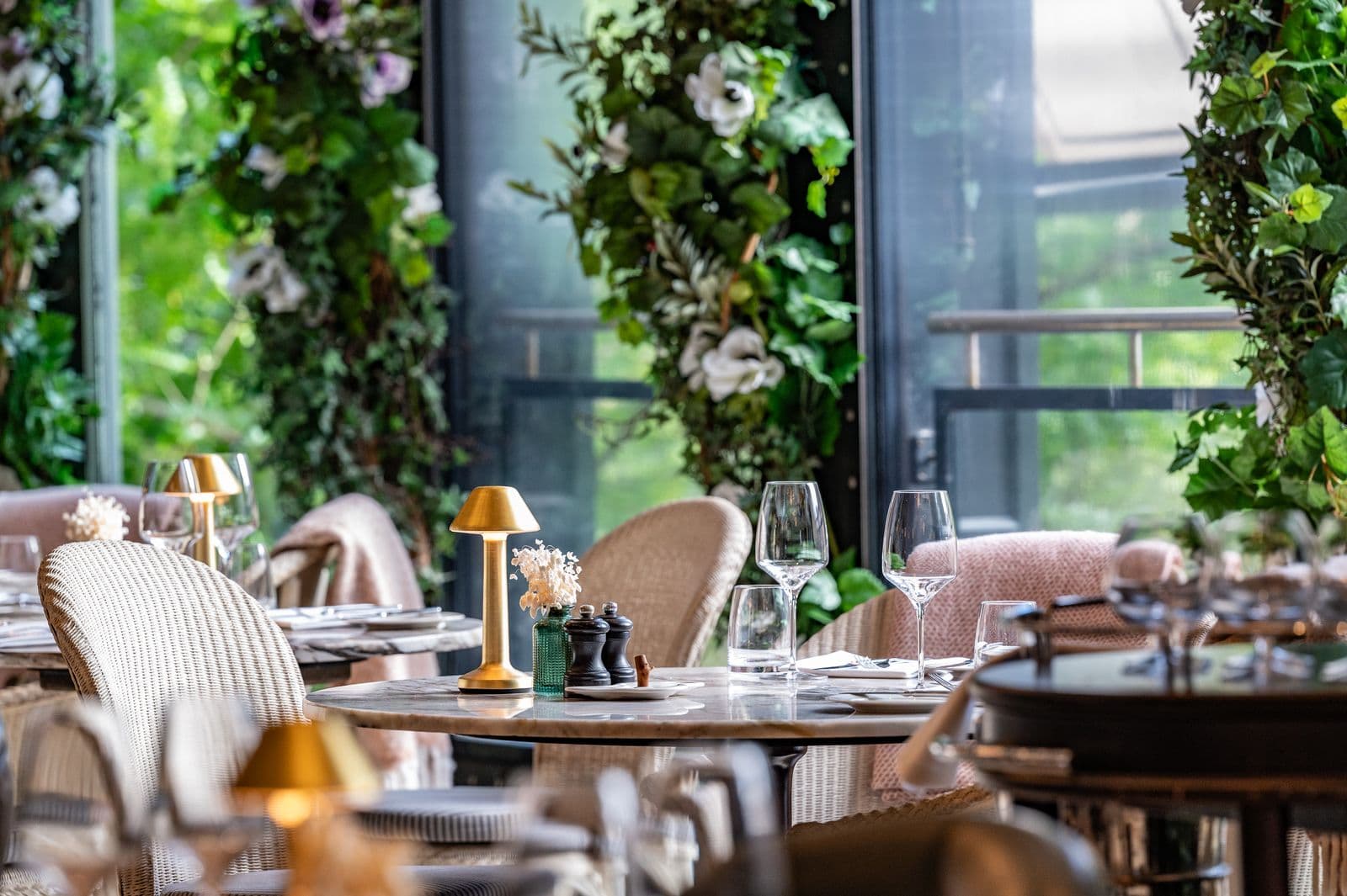 RESTAURANT INTERIOR