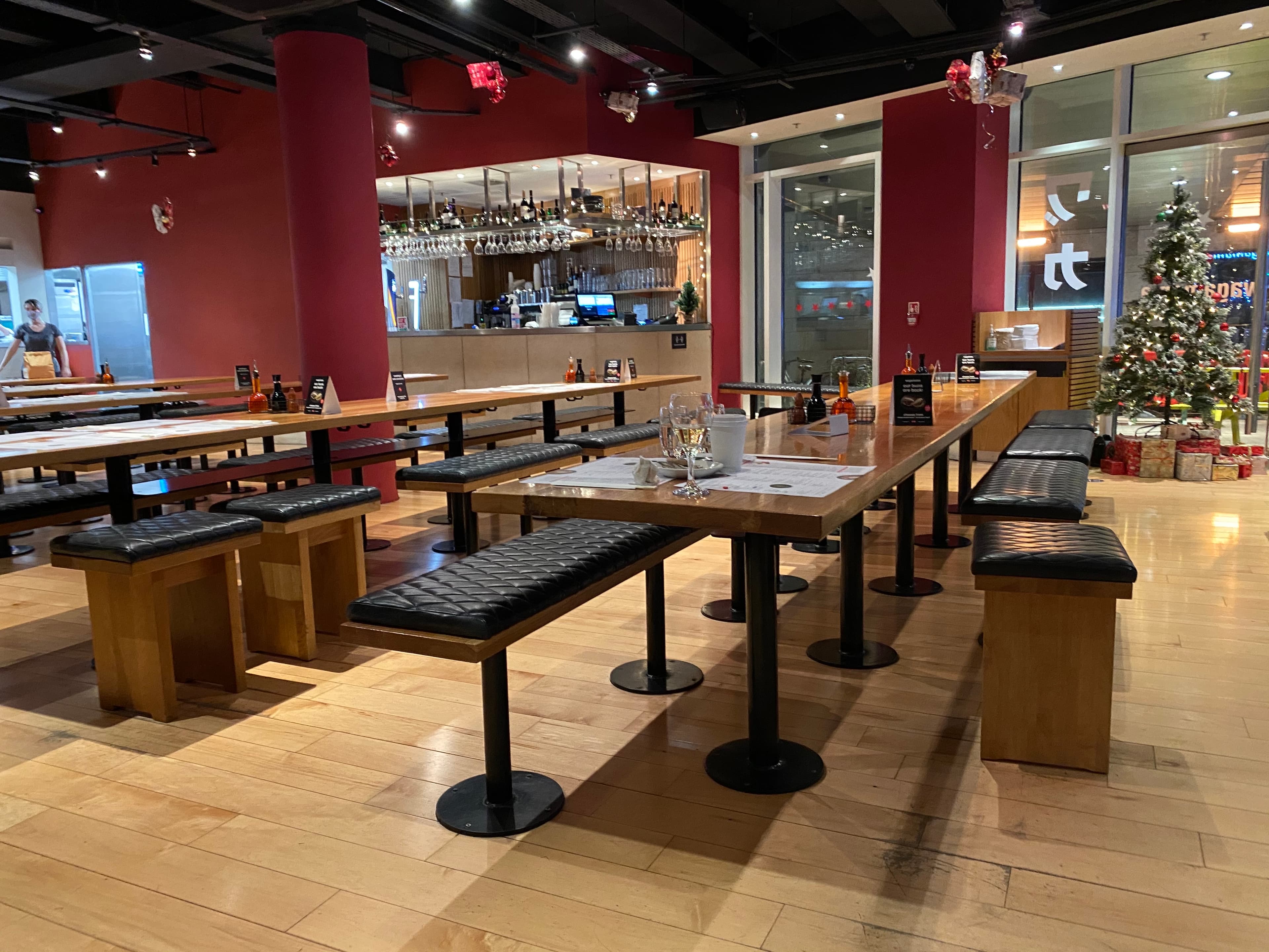 RESTAURANT INTERIOR