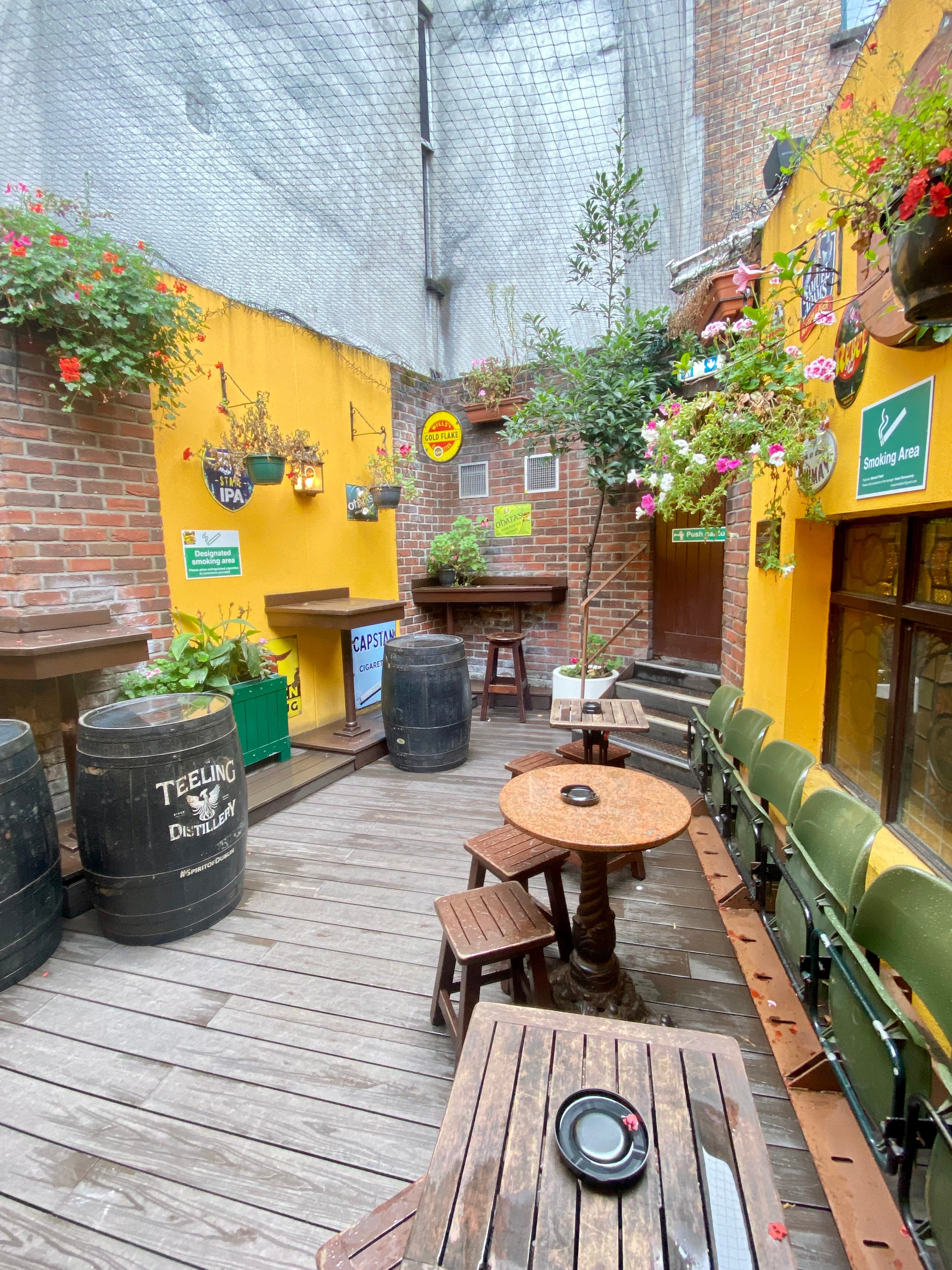 COURTYARD SEATING