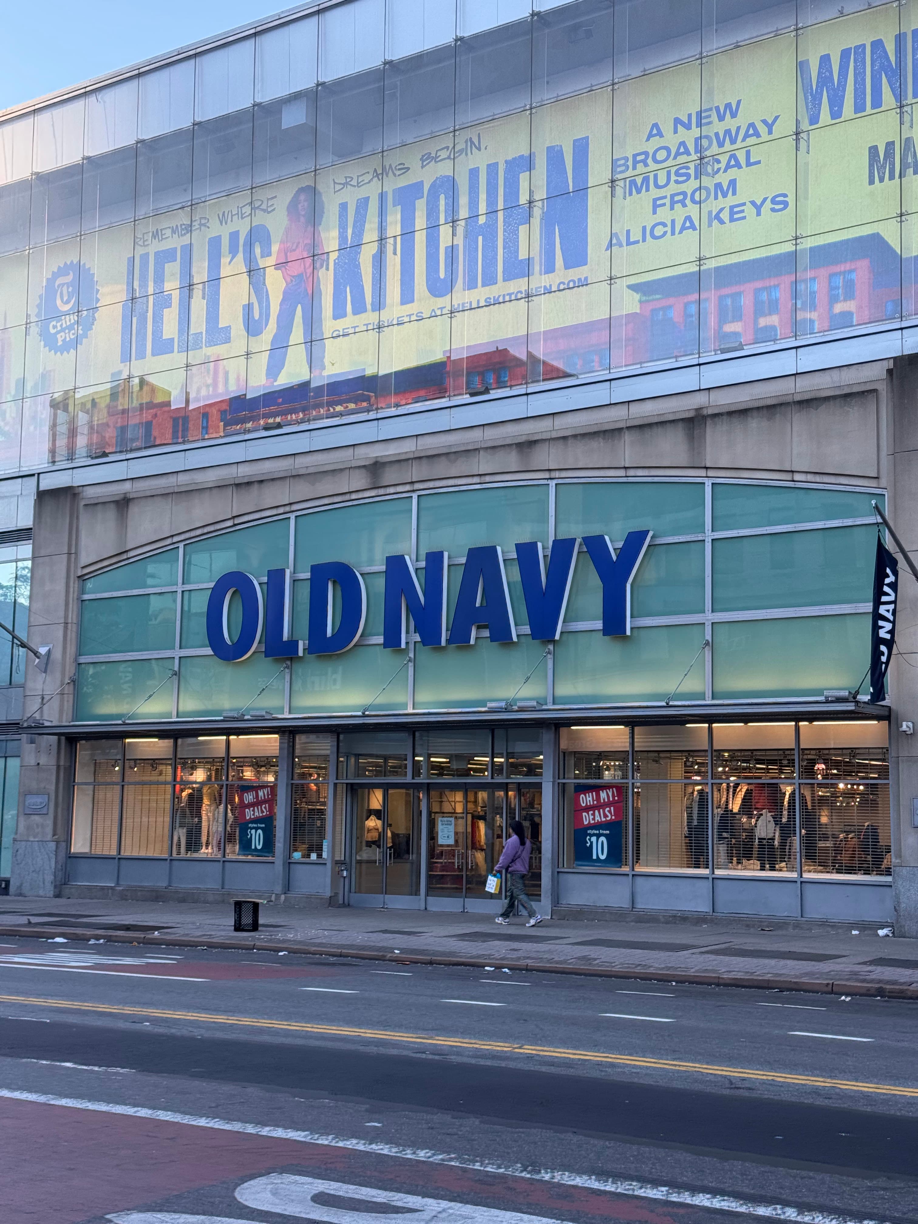OLD NAVY STOREFRONT