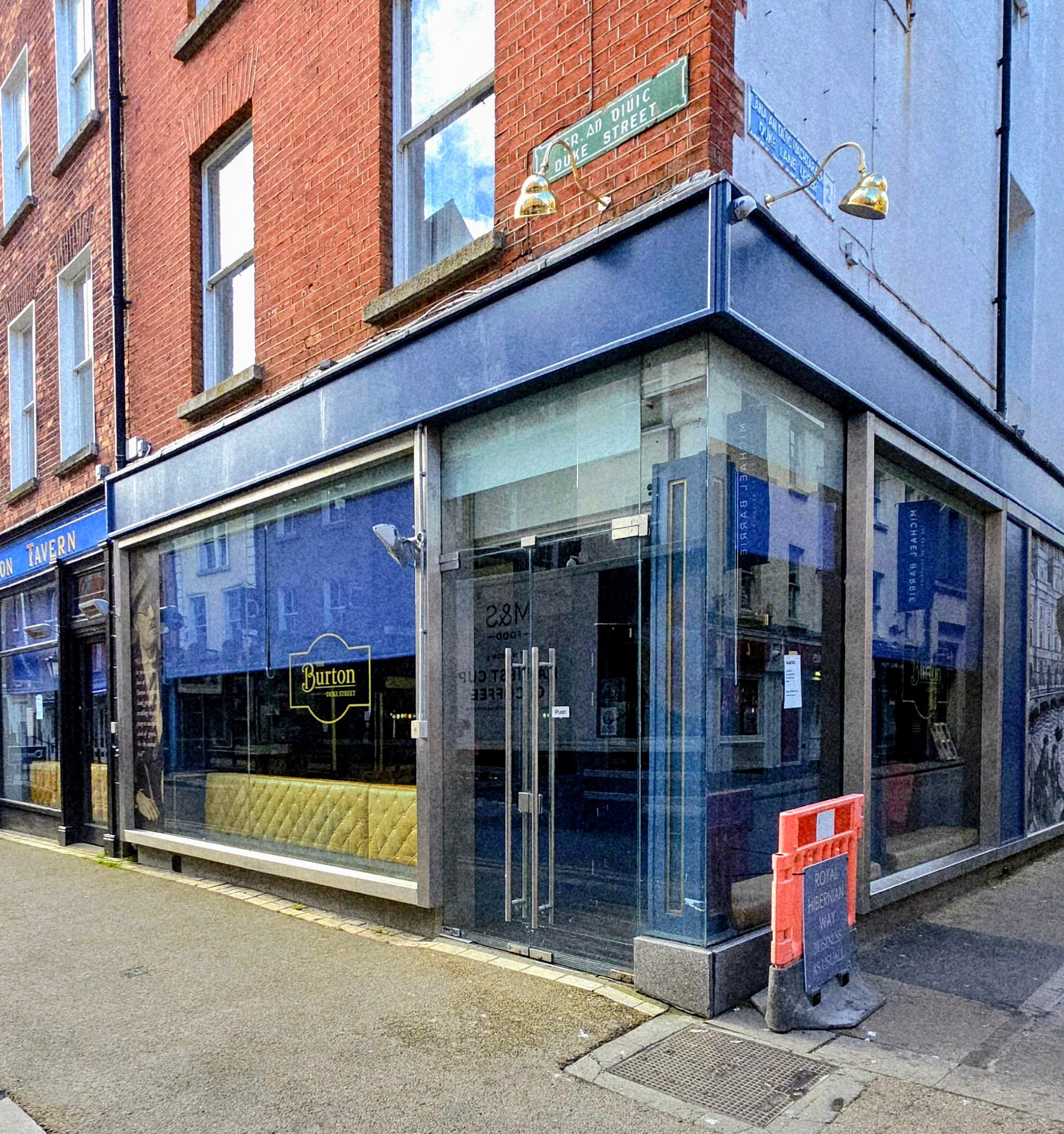 CORNER ENTRANCE