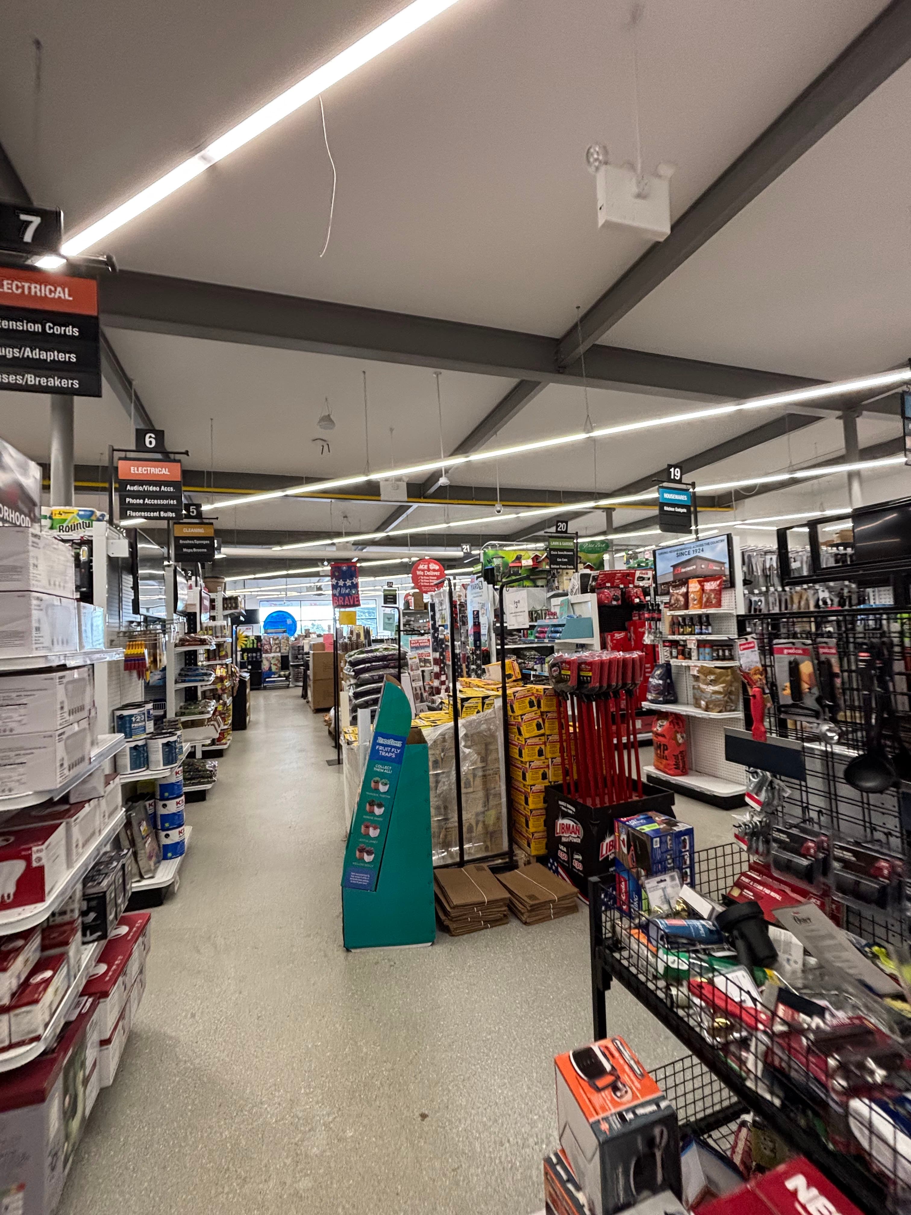 HARDWARE FLOOR